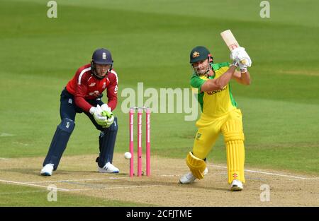 Der Engländer Jos Buttler (links) und der Australier Marcus Stoinis beim zweiten Vitality IT20-Match im Ageas Bowl in Southampton. Stockfoto