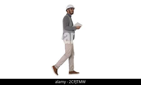 Architekt gehen mit Tablet und überprüfen, was auf weißem Hintergrund gebaut. Stockfoto