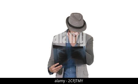 Casual Mann Blick auf Röntgenstrahlen der Lunge und zu Fuß auf weißem Hintergrund. Stockfoto