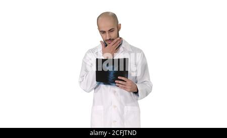 Arzt untersucht eine Lungenradiographie beim Gehen auf weißem Hintergrund. Stockfoto