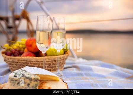 Picknick auf einer Yacht bei Sonnenuntergang Stockfoto