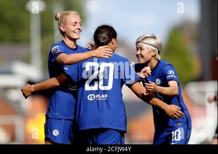 Chelseas Samantha Kerr (Mitte) feiert das erste Tor ihrer Mannschaft im Spiel mit ihren Teamkollegen Sophie ingle (links) und Ji so-yun während des Spiels der FA Women's Super League im Leigh Sports Village Stadium, Manchester. Stockfoto