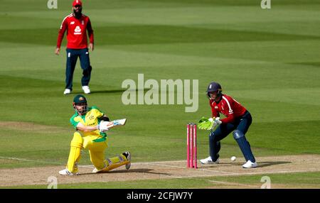 Australien Kapitän Aaron Finch schlägt als England Wicketkeeper Jos Buttler (rechts) beim zweiten Vitality IT20 Spiel beim Ageas Bowl in Southampton auf. Stockfoto