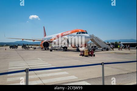 Fluggäste, die einen easyJet-Flug am Flughafen Aktion besteigen. Stockfoto