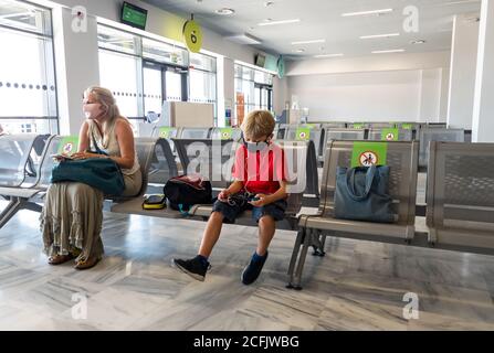 Urlauber warten auf ihren Rückflug in der Abflughalle des Flughafens Aktion. Stockfoto