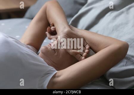 Nahaufnahme depressive schlaflose reife Frau, die an Schlaflosigkeit leidet Stockfoto