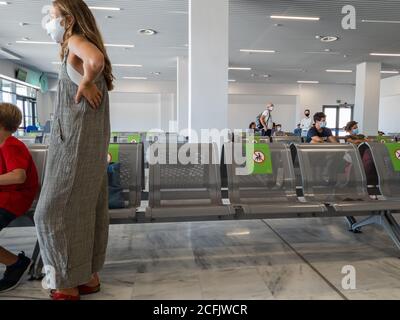 Urlauber warten auf ihren Rückflug in der Abflughalle des Flughafens Aktion. Stockfoto