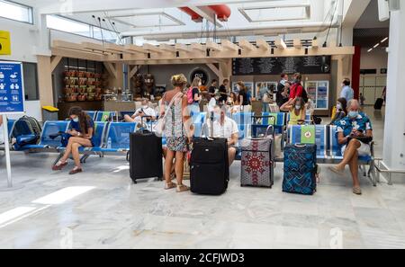 Urlauber warten auf ihren Rückflug in der Abflughalle des Flughafens Aktion. Stockfoto