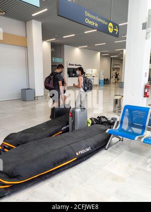 Urlauber warten auf ihren Rückflug in der Abflughalle des Flughafens Aktion. Stockfoto