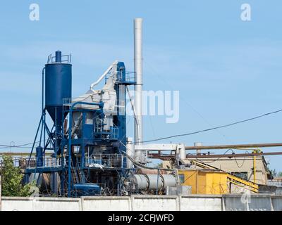 Horizontales Foto eines blauen Industriegebäudes auf einer Fabrik Stockfoto