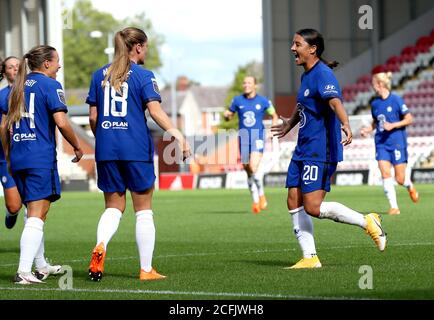 Chelsea Samantha Kerr (zweite rechts) feiert das erste Tor ihrer Mannschaft im Spiel mit den Teamkollegen Fran Kirby (links) und Maren Mjelde während des FA Women's Super League-Spiels im Leigh Sports Village Stadium, Manchester. Stockfoto