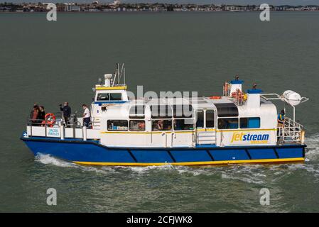 Southend on Sea, Essex, Großbritannien. September 2020. Das warme und sonnige Wetter hat die Menschen in die Küstenstadt angezogen, mit vielen, die zum Pier gehen. Jetstream Tours betreibt ihr Schiff namens Jacob Marley vom Pier aus und nimmt Ausflügler auf Touren durch die Themse-Mündung und den Fluss Medway mit Stockfoto