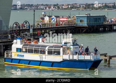 Southend on Sea, Essex, Großbritannien. September 2020. Das warme und sonnige Wetter hat die Menschen in die Küstenstadt angezogen, mit vielen, die zum Pier gehen. Jetstream Tours betreibt ihr Schiff namens Jacob Marley vom Pier aus und nimmt Ausflügler auf Touren durch die Themse-Mündung und den Fluss Medway mit Stockfoto