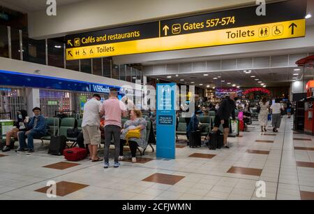Fluggäste im Nordterminal des Flughafens Gatwick warten auf ihren Flug. Stockfoto