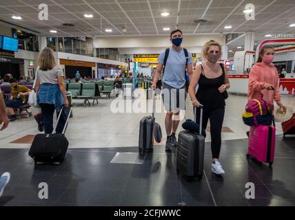 Fluggäste im Nordterminal des Flughafens Gatwick warten auf ihren Flug. Stockfoto