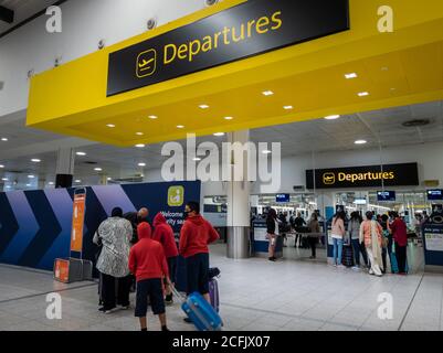 Der Abflugsteig im Nordterminal des Flughafens Gatwick. Stockfoto