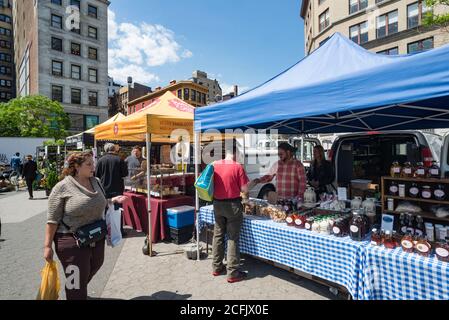 Union Square, New York City - 20. Mai 2016: Einkaufen auf dem Union Square Bauernmarkt, New York City. Stockfoto