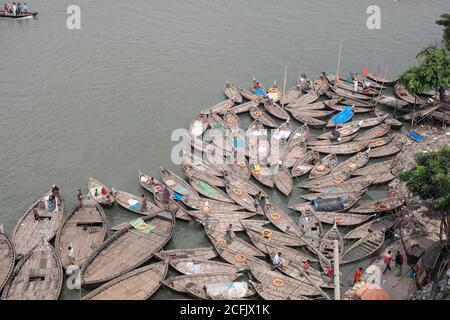 Dhaka, Bangladesch. September 2020. Passagierboote gesehen geparkt am Ufer des Flusses Buriganga in Dhaka, Bangladesch, 5. September 2020. Quelle: Suvra Kanti das/ZUMA Wire/Alamy Live News Stockfoto