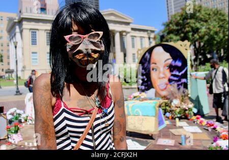 Louisville, Kentucky, USA. September 2020. Die wunderschöne Protestierenden Heather Lotus im Protestpark im Jefferson Square Park, Louisville, KY, forderten am 101. Tag der Proteste Gerechtigkeit für Breonna Taylor, kurz bevor sie am Tag des 146. Kentucky Derby nach Churchill Downs marschierten. Quelle: Amy Katz/ZUMA Wire/Alamy Live News Stockfoto