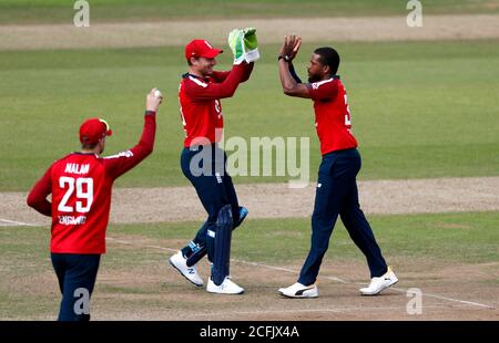 Englands Chris Jordan (rechts) feiert mit Englands Wicketkeeper Jos Buttler, nachdem er beim zweiten Vitality IT20-Spiel im Ageas Bowl in Southampton das Dickicht von Australiens Kapitän Aaron Finch erwitscht hat. Stockfoto