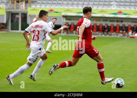 Freiburg Im Breisgau, Deutschland. September 2020. Fußball: Testspiele, SC Freiburg - Górnik Zabrze. Freiburgs Nicolas Höfler (r) spielt den Ball, gefolgt von Zabrzes Gianni Masouras. Quelle: Philipp von Ditfurth/dpa - WICHTIGER HINWEIS: Gemäß den Bestimmungen der DFL Deutsche Fußball Liga und des DFB Deutscher Fußball-Bund ist es untersagt, im Stadion und/oder aus dem Spiel aufgenommene Aufnahmen in Form von Sequenzbildern und/oder videoähnlichen Fotoserien zu nutzen oder auszunutzen./dpa/Alamy Live News Stockfoto