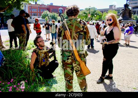 Louisville, Kentucky, USA. September 2020. Die Anti-Rassismus-Demonstranten versammeln sich für die 101 Tage im Jefferson Square Park, Louisville, KY, und fordern Gerechtigkeit für Breonna Taylor, kurz bevor sie am Tag des 146. Kentucky Derby nach Churchill Downs marschierten. Viele trugen dramatische Sturmgewehre, um die faschistischen Milizen abzuschrecken, die auf Betreiben von Präsident Trump in die Stadt kamen, um friedliche Demonstranten einzuschüchtern. Quelle: Amy Katz/ZUMA Wire/Alamy Live News Stockfoto