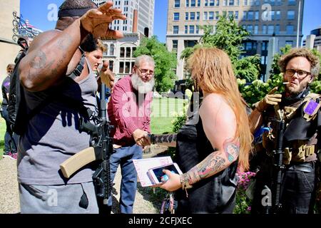 Louisville, Kentucky, USA. September 2020. Die Anti-Rassismus-Demonstranten versammeln sich für die 101 Tage im Jefferson Square Park, Louisville, KY, und fordern Gerechtigkeit für Breonna Taylor, kurz bevor sie am Tag des 146. Kentucky Derby nach Churchill Downs marschierten. Viele trugen dramatische Sturmgewehre, um die faschistischen Milizen abzuschrecken, die auf Betreiben von Präsident Trump in die Stadt kamen, um friedliche Demonstranten einzuschüchtern. Quelle: Amy Katz/ZUMA Wire/Alamy Live News Stockfoto