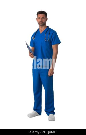 Krankenschwester in blauer Uniform mit Stethoskop und Dokumentenmappe isoliert auf weißem Hintergrund, Porträt in voller Länge Stockfoto