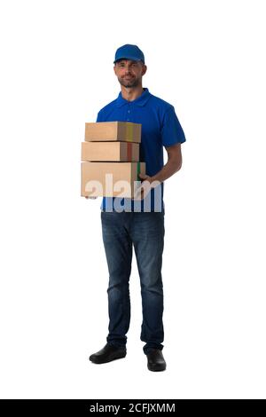 Schöner Delivery Mann mit Stapel von Boxen isoliert auf weißem Hintergrund, voller Länge Porträt Stockfoto