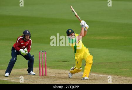 Der Australier Marcus Stoinis trifft beim zweiten Vitality IT20-Match im Ageas Bowl in Southampton eine sechs. Stockfoto