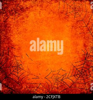 Halloween orange und schwarz Grunge Hintergrund mit Silhouetten von Spinnennetzen auf dunklen gruseligen Nachthimmel. Halloween, Horror-Konzept. Leerzeichen für Text. Stockfoto