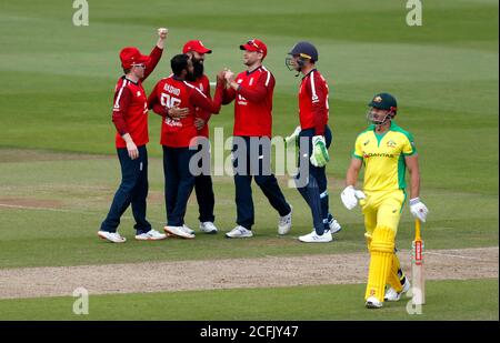 Der englische Adil Rashid (zweiter links) feiert mit Teamkollegen, nachdem er das Wicket des australischen Marcus Stoinis (rechts) beim zweiten Vitality IT20-Spiel im Ageas Bowl in Southampton übernommen hat. Stockfoto