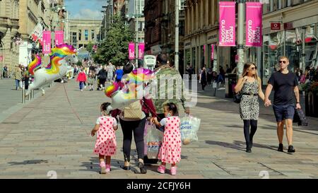 Glasgow, Schottland, UK, 6. September, 2020: UK Wetter: Sonniges Sommerwetter und wahrscheinlich der letzte des Jahres sah Einheimische und Touristen genießen die Grüns des George Square und die Straßen des Stadtzentrums, wie die Stadt in Lockdown weiter als die Massen waren auf buchanan Straße auf der Stil Meile.. Quelle: Gerard Ferry/Alamy Live News Stockfoto