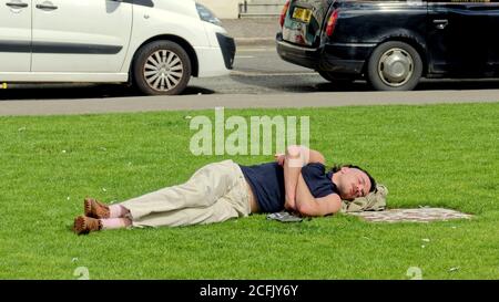Glasgow, Schottland, UK, 6. September, 2020: UK Wetter: Sonniges Sommerwetter und wahrscheinlich das letzte des Jahres sahen Einheimische und Touristen die Grüns des George Square und die Straßen des Stadtzentrums genießen, während die Stadt in Lockdown weitergeht. Quelle: Gerard Ferry/Alamy Live News Stockfoto
