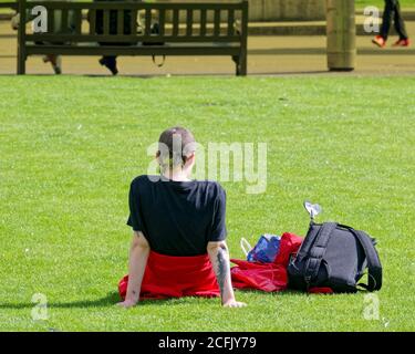 Glasgow, Schottland, UK, 6. September, 2020: UK Wetter: Sonniges Sommerwetter und wahrscheinlich das letzte des Jahres sahen Einheimische und Touristen die Grüns des George Square und die Straßen des Stadtzentrums genießen, während die Stadt in Lockdown weitergeht. Quelle: Gerard Ferry/Alamy Live News Stockfoto