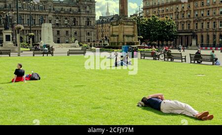 Glasgow, Schottland, UK, 6. September, 2020: UK Wetter: Sonniges Sommerwetter und wahrscheinlich das letzte des Jahres sahen Einheimische und Touristen die Grüns des George Square und die Straßen des Stadtzentrums genießen, während die Stadt in Lockdown weitergeht. Quelle: Gerard Ferry/Alamy Live News Stockfoto