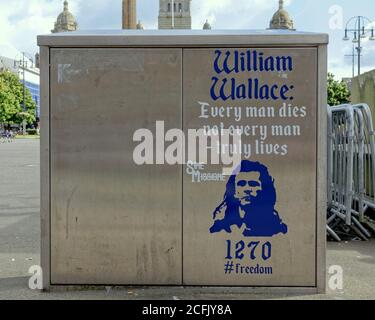 Glasgow, Schottland, UK, 6. September, 2020: UK Wetter: Sonniges Sommerwetter und wahrscheinlich das letzte des Jahres sahen Einheimische und Touristen die Grüns des George Square und die Straßen des Stadtzentrums genießen, während die Stadt in Lockdown weitergeht. As Sine Missione: Meet the 'Scouse Banksy', dessen zum Nachdenken anregende Kunst Sie jeden Tag passieren, erscheint auf einer elektrischen Box auf dem george Square. Quelle: Gerard Ferry/Alamy Live News Stockfoto