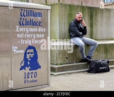Glasgow, Schottland, UK, 6. September, 2020: UK Wetter: Sonniges Sommerwetter und wahrscheinlich das letzte des Jahres sahen Einheimische und Touristen die Grüns des George Square und die Straßen des Stadtzentrums genießen, während die Stadt in Lockdown weitergeht. As Sine Missione: Meet the 'Scouse Banksy', dessen zum Nachdenken anregende Kunst Sie jeden Tag passieren, erscheint auf einer elektrischen Box auf dem george Square. Quelle: Gerard Ferry/Alamy Live News Stockfoto