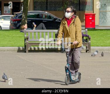 Glasgow, Schottland, UK, 6. September, 2020: UK Wetter: Sonniges Sommerwetter und wahrscheinlich das letzte des Jahres sahen Einheimische und Touristen die Grüns des George Square und die Straßen des Stadtzentrums genießen, während die Stadt in Lockdown weitergeht. Quelle: Gerard Ferry/Alamy Live News Stockfoto