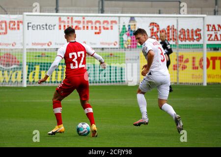 Freiburg Im Breisgau, Deutschland. September 2020. Fußball: Testspiele, SC Freiburg - Górnik Zabrze. Freiburgs Vincenzo Grifo (l.) im Kampf gegen Zabrzes Krysztof Kubica. Quelle: Philipp von Ditfurth/dpa - WICHTIGER HINWEIS: Gemäß den Bestimmungen der DFL Deutsche Fußball Liga und des DFB Deutscher Fußball-Bund ist es untersagt, im Stadion und/oder aus dem Spiel aufgenommene Aufnahmen in Form von Sequenzbildern und/oder videoähnlichen Fotoserien zu nutzen oder auszunutzen./dpa/Alamy Live News Stockfoto