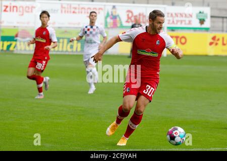 Freiburg Im Breisgau, Deutschland. September 2020. Fußball: Testspiele, SC Freiburg - Górnik Zabrze. Freiburgs Christian Günter im Einsatz. Quelle: Philipp von Ditfurth/dpa - WICHTIGER HINWEIS: Gemäß den Bestimmungen der DFL Deutsche Fußball Liga und des DFB Deutscher Fußball-Bund ist es untersagt, im Stadion und/oder aus dem Spiel aufgenommene Aufnahmen in Form von Sequenzbildern und/oder videoähnlichen Fotoserien zu nutzen oder auszunutzen./dpa/Alamy Live News Stockfoto