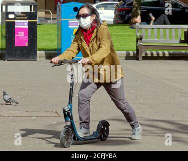 Glasgow, Schottland, UK, 6. September, 2020: UK Wetter: Sonniges Sommerwetter und wahrscheinlich das letzte des Jahres sahen Einheimische und Touristen die Grüns des George Square und die Straßen des Stadtzentrums genießen, während die Stadt in Lockdown weitergeht. Quelle: Gerard Ferry/Alamy Live News Stockfoto