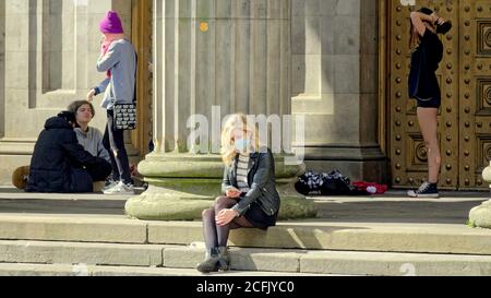 Glasgow, Schottland, UK, 6. September, 2020: UK Wetter: Sonniges Sommerwetter und wahrscheinlich das letzte des Jahres sahen Einheimische und Touristen die Grüns des George Square und die Straßen des Stadtzentrums genießen, während die Stadt in Lockdown weitergeht. Wie die Menschen genießen die Stufen vor der Galerie der modernen Kunst oder GOMA. Quelle: Gerard Ferry/Alamy Live News Stockfoto