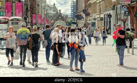 Glasgow, Schottland, UK, 6. September, 2020: UK Wetter: Sonniges Sommerwetter und wahrscheinlich das letzte des Jahres sahen Einheimische und Touristen genießen die Grüns des George Square und die Straßen des Stadtzentrums, während die Stadt in Lockdown weiter, wie die Massen waren auf buchanan Straße auf der Stil Meile..A Balloon Bildhauer macht ein Kind Ein Spielzeug. Quelle: Gerard Ferry/Alamy Live News Stockfoto