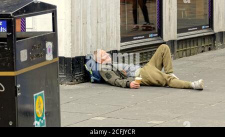 Glasgow, Schottland, UK, 6. September, 2020: UK Wetter: Sonniges Sommerwetter und wahrscheinlich das letzte des Jahres sahen Einheimische und Touristen die Grüns des George Square und die Straßen des Stadtzentrums genießen, während die Stadt in Lockdown weitergeht. Quelle: Gerard Ferry/Alamy Live News Stockfoto