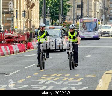 Glasgow, Schottland, UK, 6. September, 2020: UK Wetter: Sonniges Sommerwetter und wahrscheinlich das letzte des Jahres sahen Einheimische und Touristen die Grüns des George Square und die Straßen des Stadtzentrums genießen, während die Stadt in Lockdown weitergeht. Eine sehr sichtbare Polizeipräsenz auf den Straßen.Quelle: Gerard Ferry/Alamy Live News Stockfoto