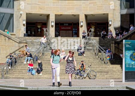 Glasgow, Schottland, UK, 6. September, 2020: UK Wetter: Sonniges Sommerwetter und wahrscheinlich das letzte des Jahres sahen Einheimische und Touristen die Grüns des George Square und die Straßen des Stadtzentrums genießen, während die Stadt in Lockdown weitergeht. Als die Stufen des königlichen Konzertsaals wird eine Sonnenliege. Quelle: Gerard Ferry/Alamy Live News Stockfoto