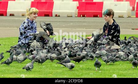 Glasgow, Schottland, UK, 6. September, 2020: UK Wetter: Sonniges Sommerwetter und wahrscheinlich das letzte des Jahres sahen Einheimische und Touristen die Grüns des George Square und die Straßen des Stadtzentrums genießen, während die Stadt in Lockdown weitergeht. Quelle: Gerard Ferry/Alamy Live News Stockfoto