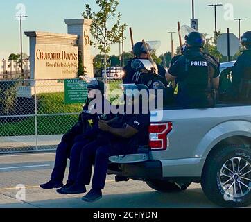 Louisville, Kentucky, USA. September 2020. Hunderte von Kentucky Police und National Guardsmen umgeben Churchill Downs am Tag des 146. Kentucky Derby, nach der Verbreitung von massiven Protesten im Namen von Breonna Taylor und gewalttätigen faschistischen Milizgruppen, die Gegenproteste planen. Die Spannungen und Ängste waren den größten Teil des Tages hoch, aber die Kundgebungen erwiesen sich als friedlich und die Strafverfolgungsbehörden entspannten sich, sobald der Protestierende für den Tag nach Hause ging. Quelle: Amy Katz/ZUMA Wire/Alamy Live News Stockfoto