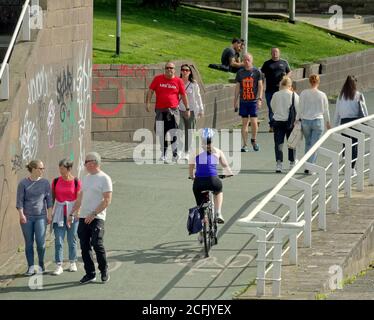 Glasgow, Schottland, UK, 6. September, 2020: UK Wetter: Bei sonnigem Sommerwetter und wahrscheinlich am letzten Jahr genossen Einheimische und Touristen die Grünflächen des George Square und die Straßen des Stadtzentrums, während die Stadt weiter im Lockdown ist.während Einheimische auf dem clyde-Gehweg neben dem Fluss und der Portland Street Suspension Bridge trainieren. Quelle: Gerard Ferry/Alamy Live News Stockfoto